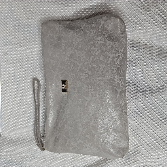 FERCHI TAUPE SUEDE WRISTLET
